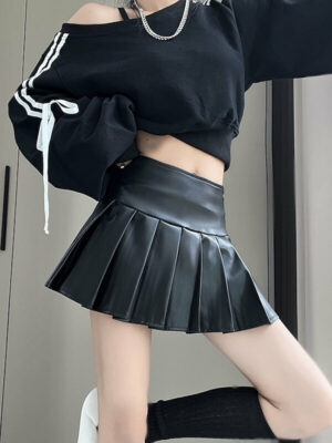 Hot girl leather pleated skirt