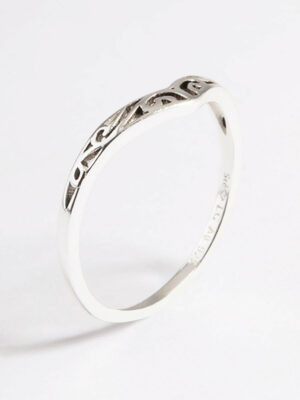 Swirl Detail Point Ring